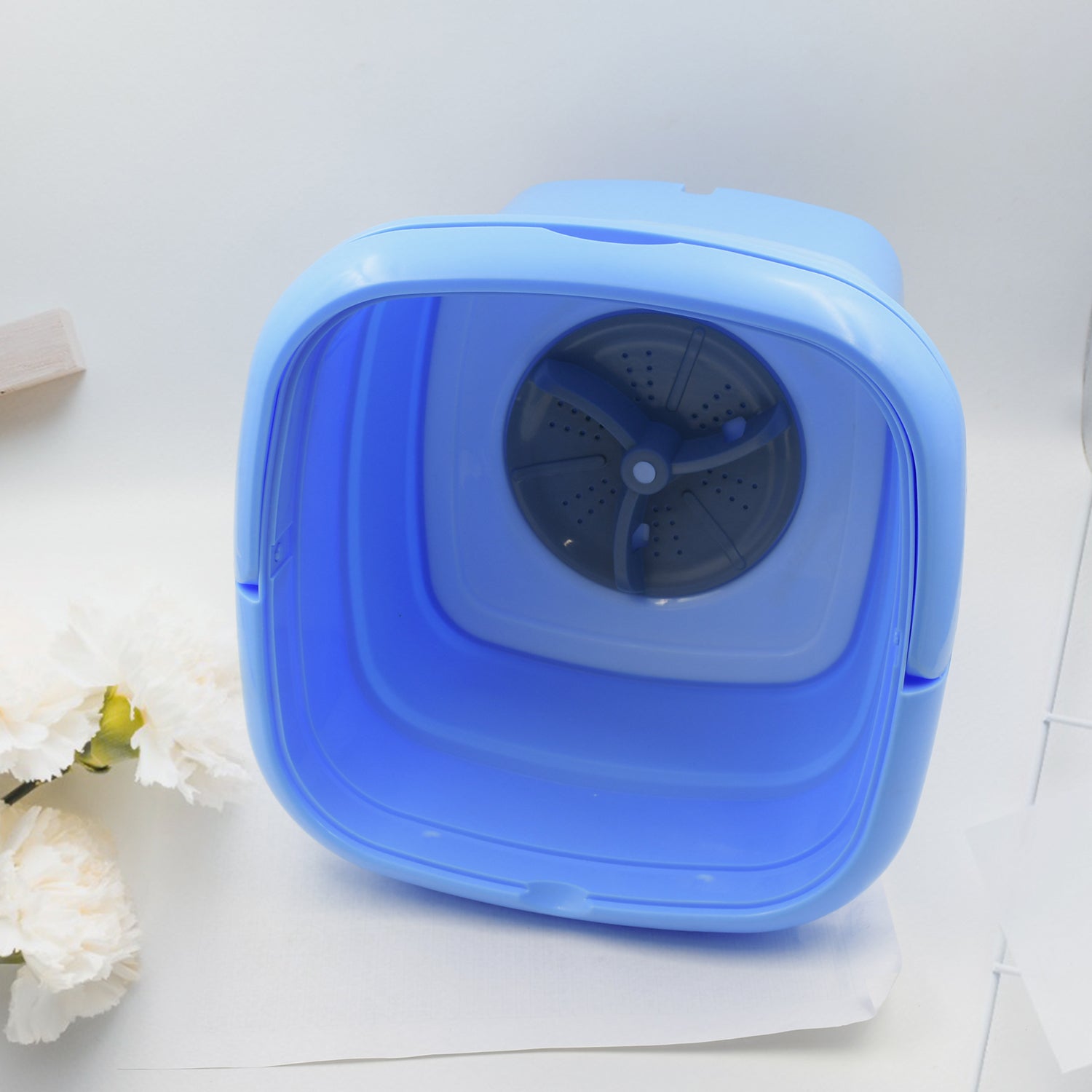Full view of portable mini washer demonstrating its suitability for various uses. Full view of portable mini washer demonstrating its suitability for various uses.